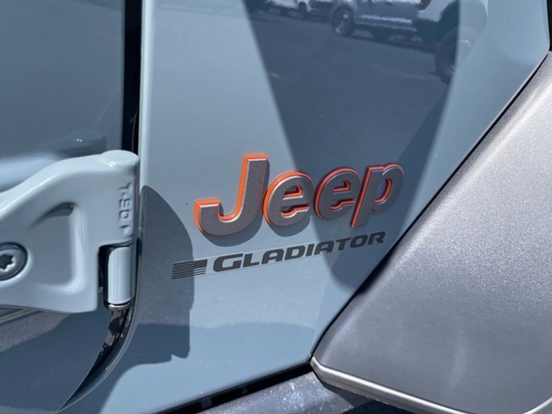 Used 2024 Jeep Gladiator Mojave w/ Technology Group AWD/4WD image 16