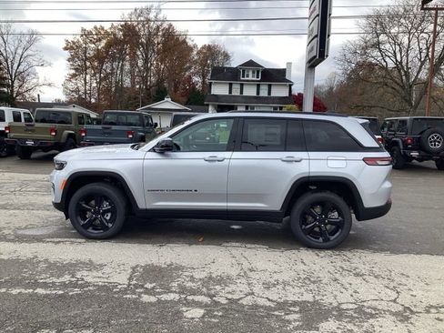 New 2025 Jeep Grand Cherokee Altitude image 4