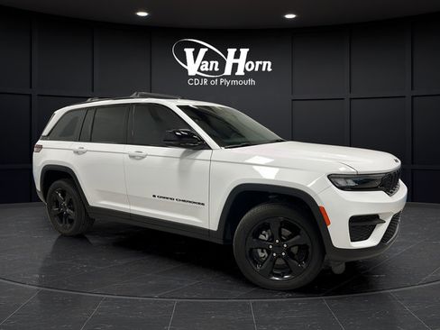 Used 2025 Jeep Grand Cherokee Altitude AWD/4WD image 1