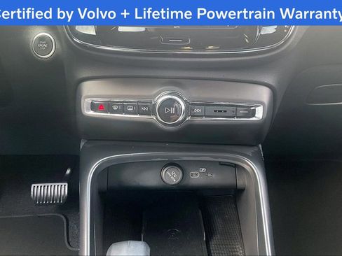Certified 2025 Volvo XC40 B5 Core image 40