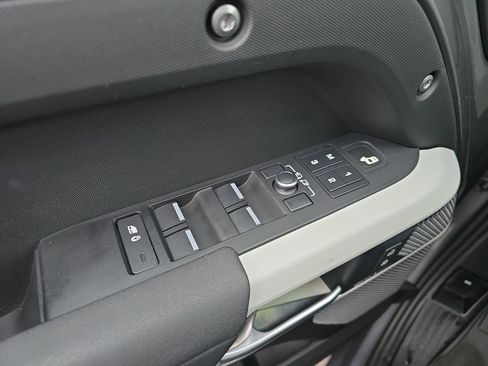 Used 2021 Land Rover Defender 110 SE image 28