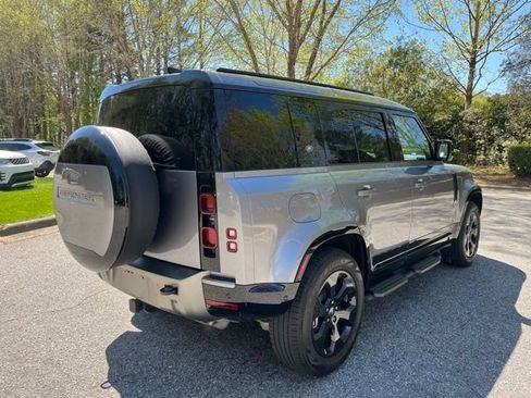 Used 2024 Land Rover Defender 110 X-Dynamic SE image 9