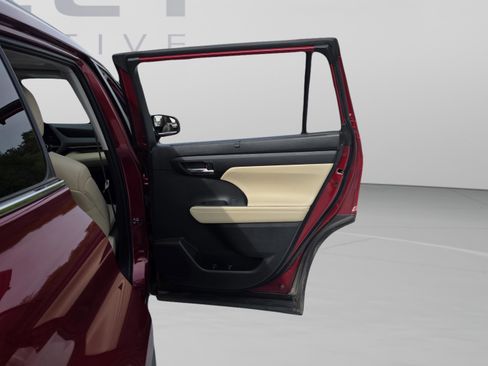 Used 2023 Toyota Highlander XLE image 18