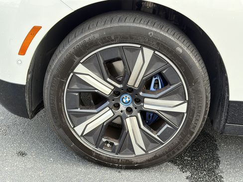 Used 2024 BMW iX xDrive50 w/ Premium Package AWD/4WD image 30