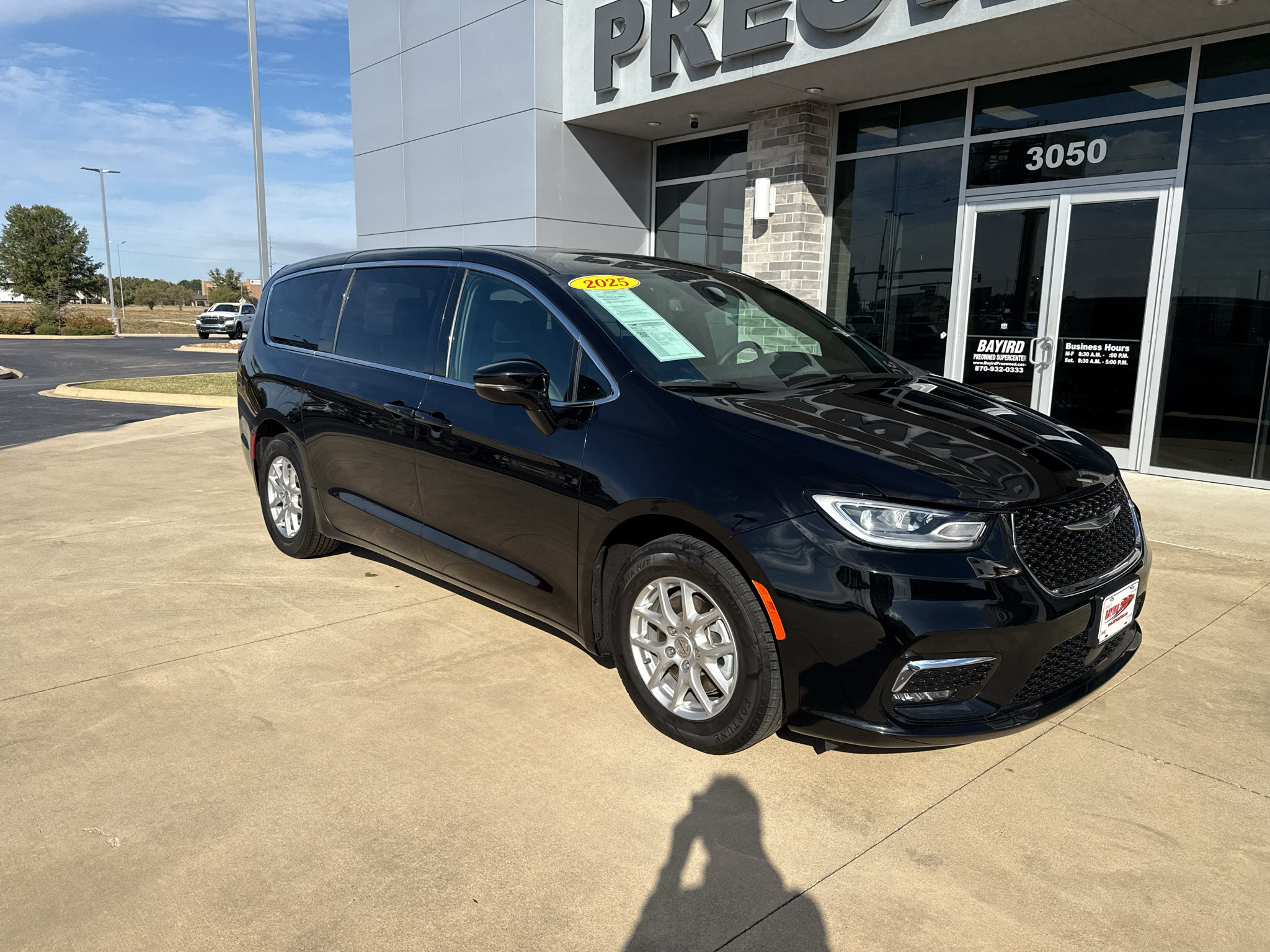 Used 2025 Chrysler Pacifica Select FWD image 1