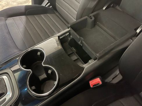 Used 2018 Ford Edge SE image 12