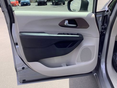 Used 2021 Chrysler Voyager Lxi image 9