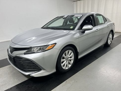 Used 2018 Toyota Camry LE FWD image 5