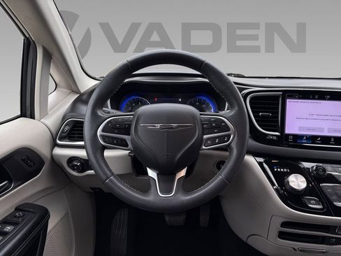 Used 2022 Chrysler Pacifica Touring-L image 11
