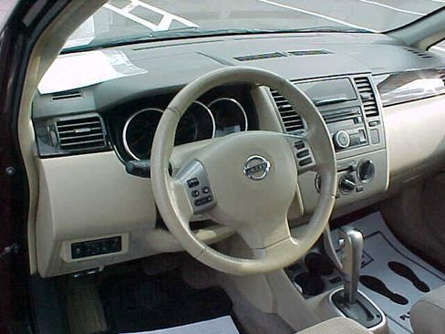 Used 2011 Nissan Versa SL w/ Premium Pkg image 17