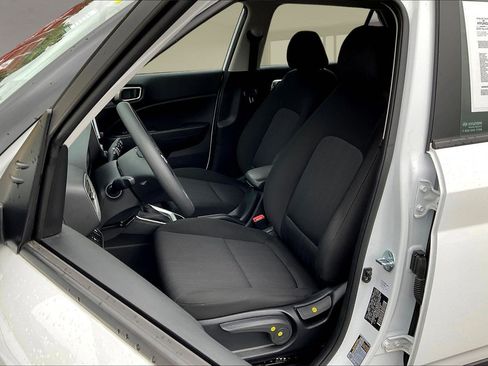Certified 2025 Hyundai Venue SE image 21