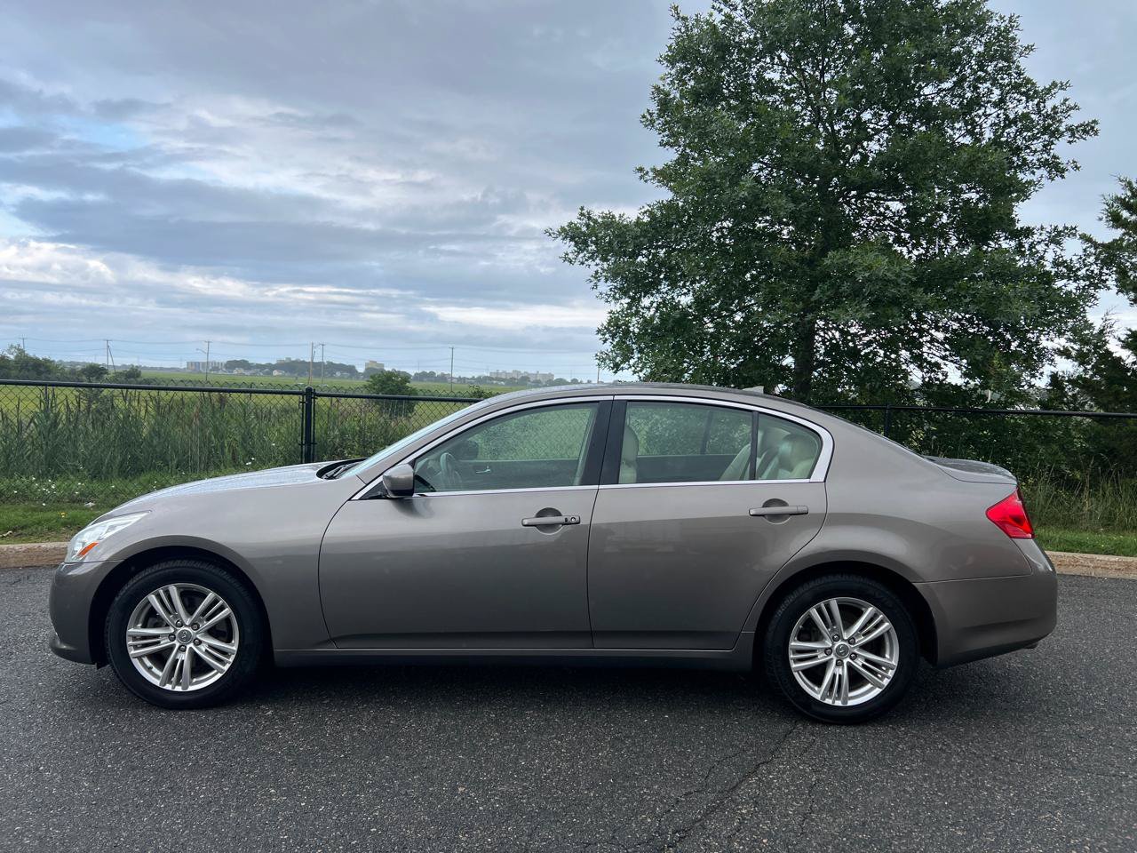 Used 2013 INFINITI G37 x Sedan w/ Premium Pkg AWD/4WD image 4