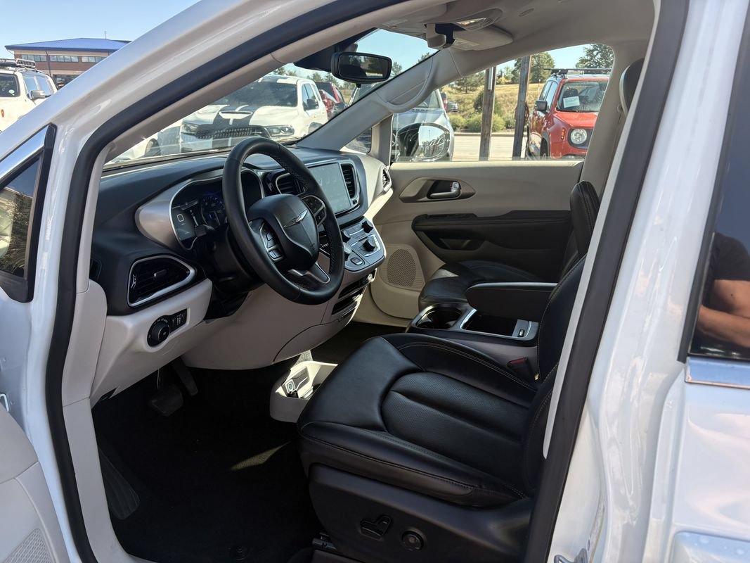 Used 2024 Chrysler Pacifica Touring-L FWD image 10