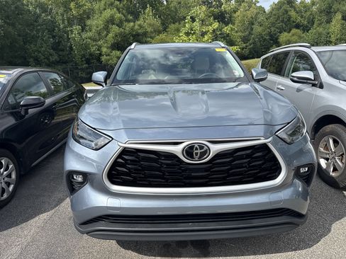 Used 2023 Toyota Highlander XLE FWD image 3