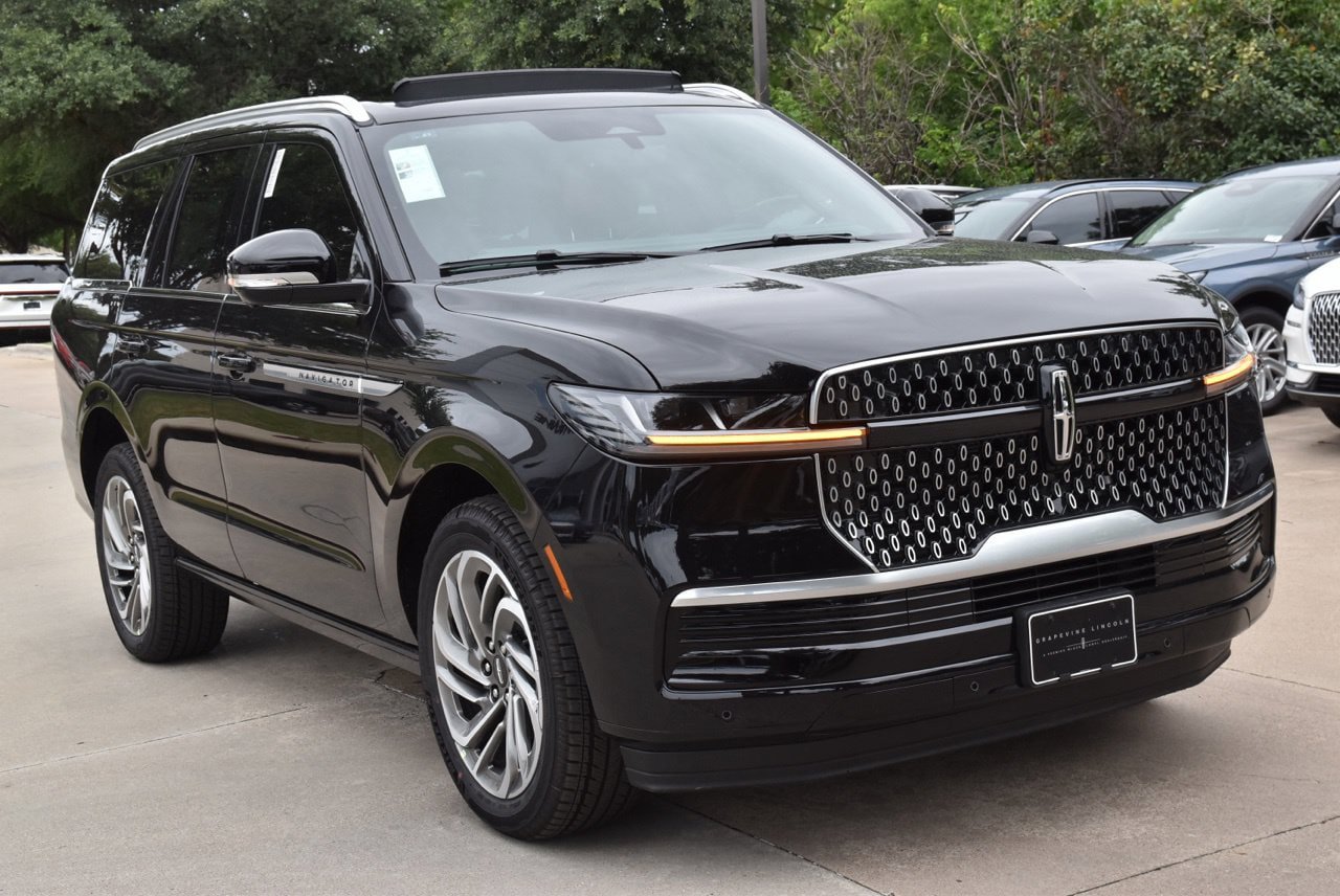 New 2026 Lincoln Navigator Reserve AWD/4WD image 3