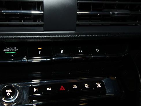 Used 2025 Lincoln Corsair Grand Touring w/ Towing Package AWD/4WD image 17