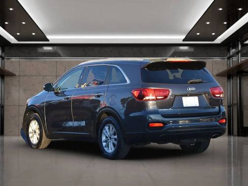 Used 2019 Kia Sorento LX Sport Utility 4D w/ LX V6 Convenience Package image 11