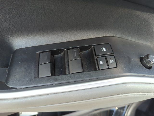 Used 2022 Toyota Highlander XLE FWD image 33