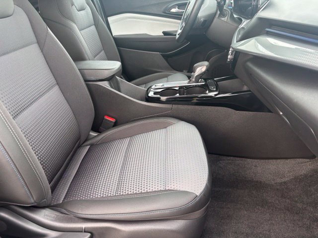 Used 2025 Chevrolet Trax LT w/ Driver Confidence Package FWD image 19