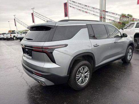 Used 2025 Chevrolet Traverse LT w/ Driver Confidence Package FWD image 4
