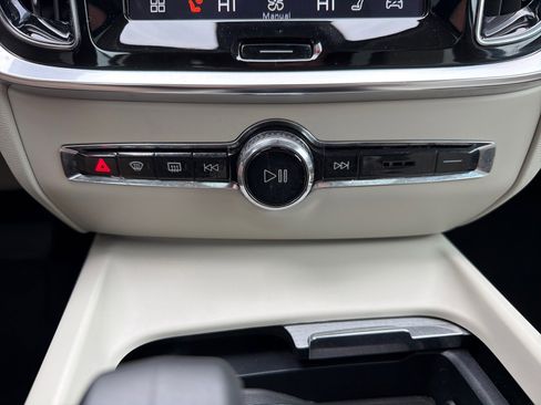 Used 2025 Volvo V60 B5 Cross Country Plus image 19