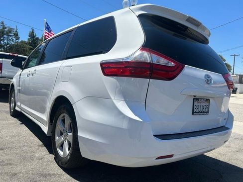Used 2019 Toyota Sienna LE w/ Carpet Mat Package FWD image 5