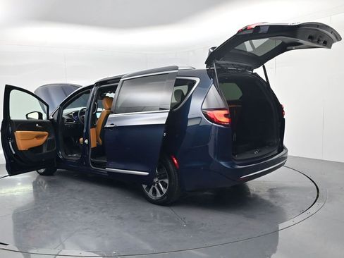 Used 2023 Chrysler Pacifica Pinnacle FWD image 65