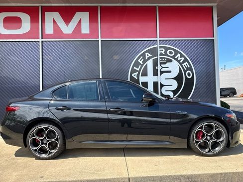 Used 2022 Alfa Romeo Giulia Veloce AWD/4WD image 4