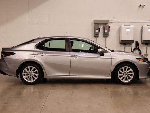 Used 2022 Toyota Camry LE image 6
