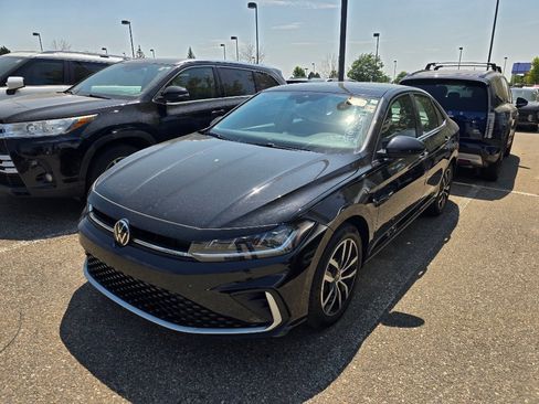 Used 2025 Volkswagen Jetta SE w/ Sunroof Package FWD image 13