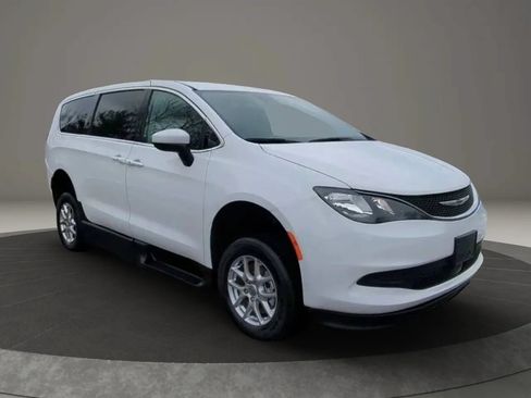 Used 2023 Chrysler Voyager LX FWD image 28