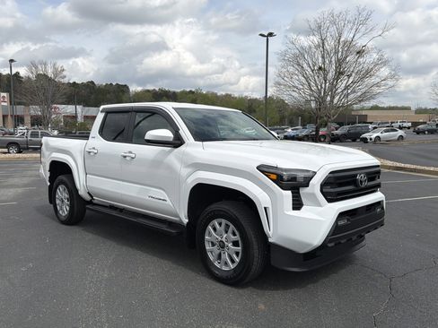 Used 2025 Toyota Tacoma SR5 image 3