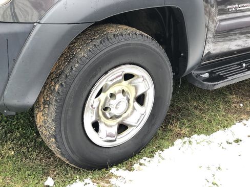 Used 2011 Toyota Tacoma 4x4 Access Cab image 2