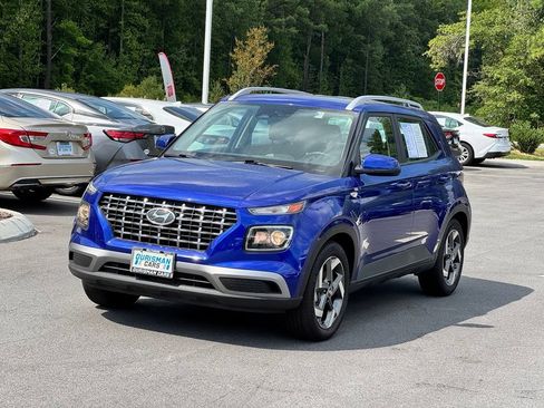 Used 2025 Hyundai Venue SEL FWD image 2