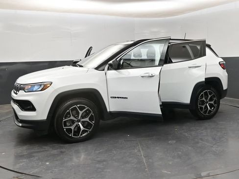 Used 2025 Jeep Compass Limited AWD/4WD image 29