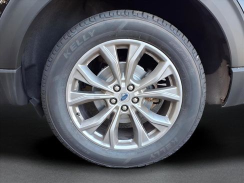 Used 2022 Ford Explorer XLT w/ Equipment Group 202A image 9