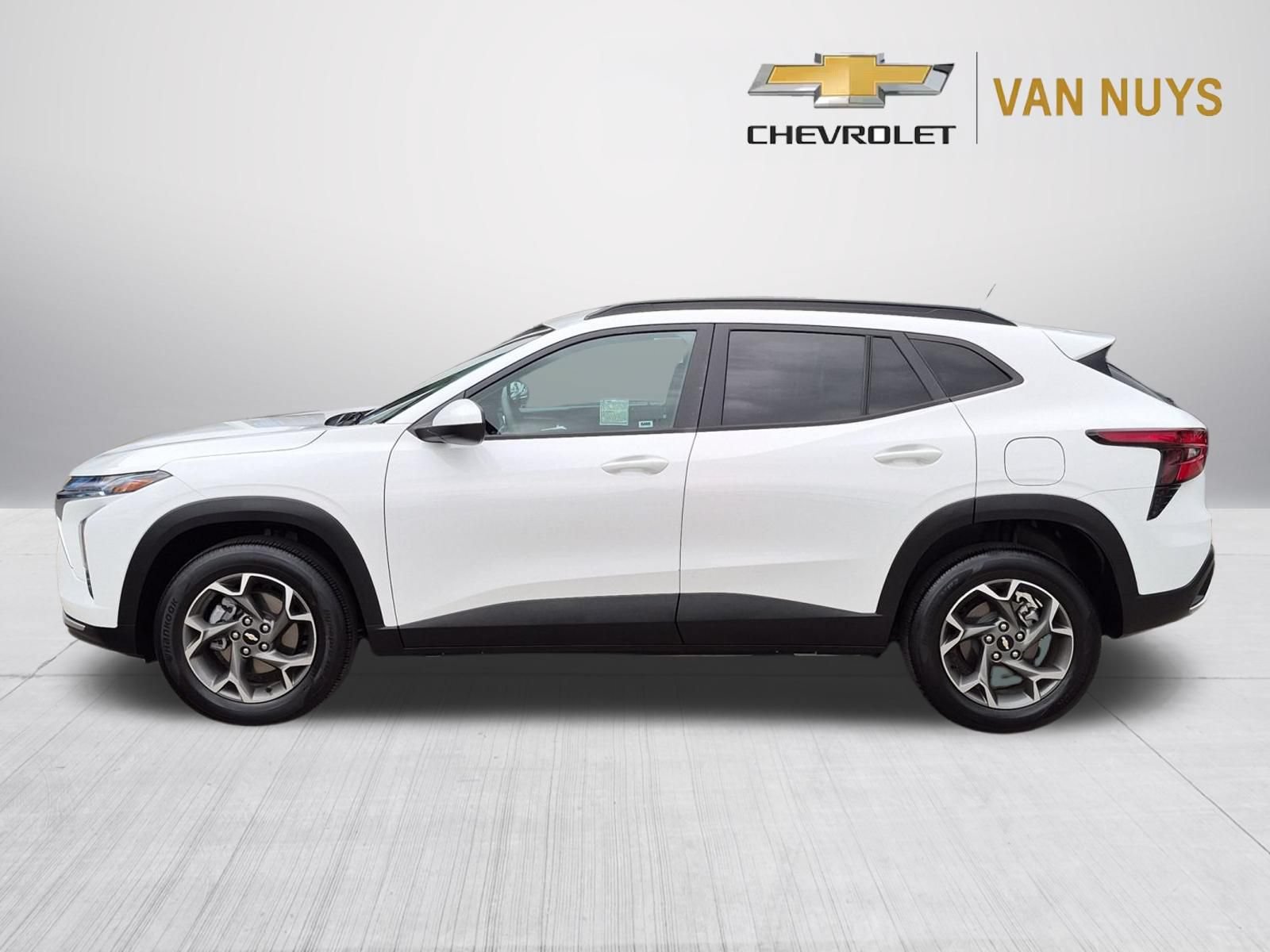 Used 2025 Chevrolet Trax LT w/ LPO, Blackout Package FWD image 8