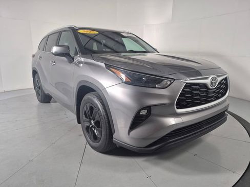 Certified 2025 Toyota Highlander XLE image 6