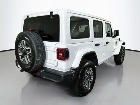 Used 2025 Jeep Wrangler Unlimited Sahara AWD/4WD image 7