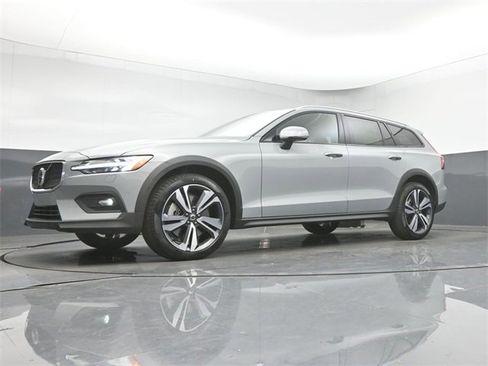 New 2026 Volvo V60 B5 Cross Country Plus w/ Protection Package Premier image 40