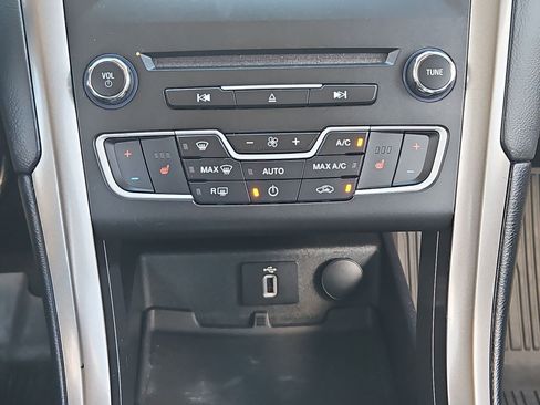 Used 2018 Ford Fusion SE w/ Fusion SE Technology Package image 23