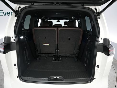 Used 2025 Volkswagen ID. Buzz Pro S RWD image 8