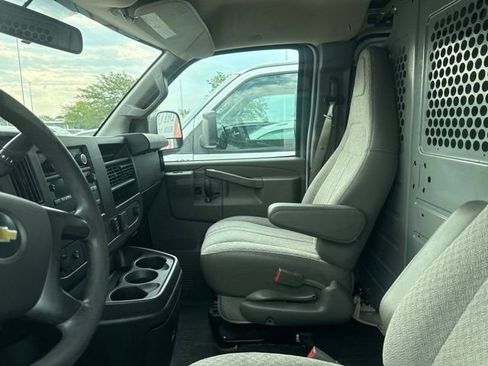 Used 2016 Chevrolet Express 2500 RWD image 9