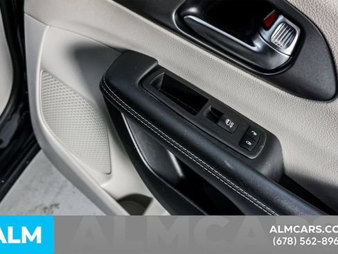 Used 2023 Chrysler Pacifica Touring-L FWD image 45