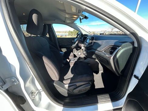 Used 2019 Jeep Cherokee Latitude w/ Popular Appearance Group image 32