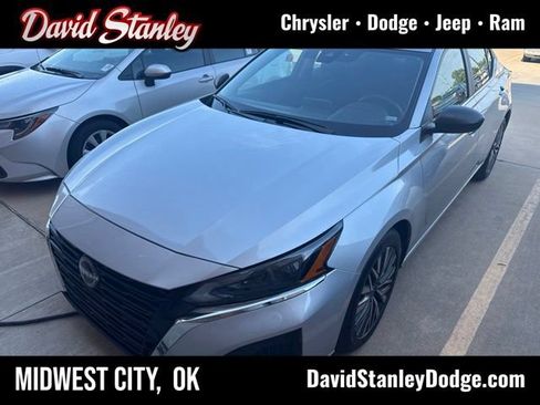 Used 2025 Nissan Altima 2.5 SV FWD image 1