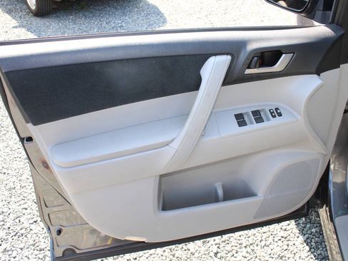 Used 2013 Toyota Highlander Plus AWD/4WD image 20