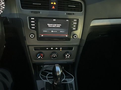 Used 2016 Volkswagen Golf S image 9