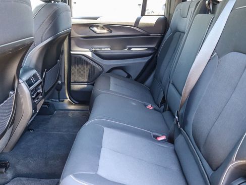 Used 2025 Jeep Grand Cherokee Laredo X RWD image 19