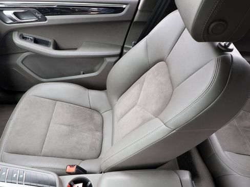 Used 2021 Porsche Macan image 19